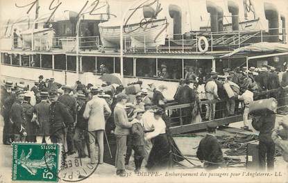 / CPA FRANCE 76 "Dieppe, embarquement des passagers pour l'angleterre"