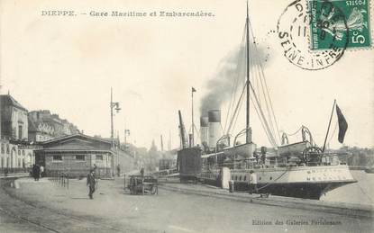 / CPA FRANCE 76 "Dieppe, Gare Maritime et embarcadère"
