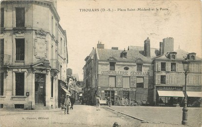 / CPA FRANCE 79 "Thouars, place Saint Médard et la poste"