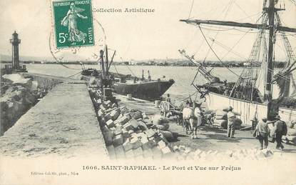 / CPA FRANCE 83 "Saint Raphaël, le port et vue sur Fréjus"