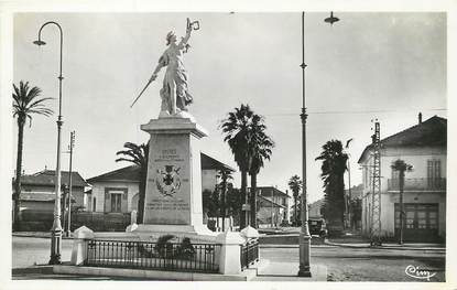 / CPSM FRANCE 83 "Hyères le monument aux morts"'