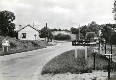 / CPSM FRANCE 89 "La Croix Pilate, route Auxerre, Montbard"