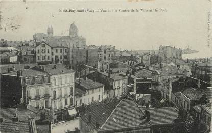 / CPA FRANCE 83 "Saint Raphaël, vue sur le centre de la ville et le port"