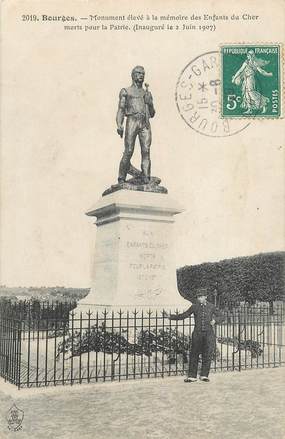 CPA FRANCE 18 "Bourges, monument élevé à la mémoire des enfants du Cher" / STATUE