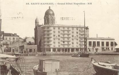 / CPA FRANCE 83 "Saint Raphaël, grand hôtel Napoléon"