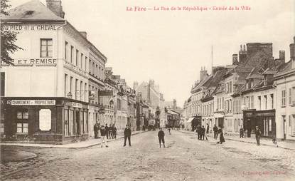 / CPA FRANCE 02 "La Fère, la rue de la République, entrée de la ville"