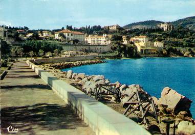 / CPSM FRANCE 06 "Saint Jean Cap Ferrat, la jetée et midi plage"