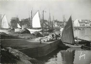 / CPSM FRANCE 29 "Concarneau, Thonniers au port"