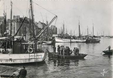 / CPSM FRANCE 29 "Douarnenez, le port, retour de pêche"