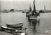 29 Finistere / CPSM FRANCE 29 "Saint Guenole Penmarch, le port devant la chapelle" / BATEAU