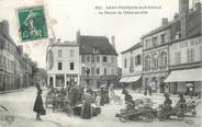 03 Allier / CPA FRANCE 03 "Saint Pourçain sur Sioule, la marché de l'hôtel de ville"