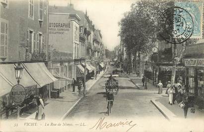 / CPA FRANCE 03 "Vichy, la rue de Nîmes"