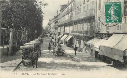 / CPA FRANCE 03 "Vichy, la rue Cunin Gridaine" / ATTELAGE