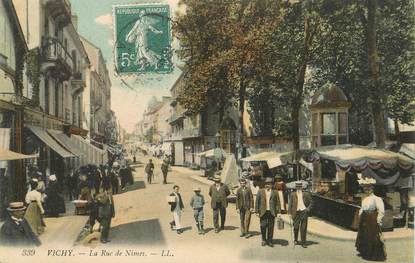 / CPA FRANCE 03 "Vichy, la rue de Nîmes "