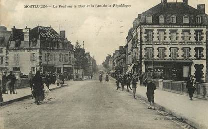 / CPA FRANCE 03 "Montluçon, le pont sur le Cher et la rue de la république"