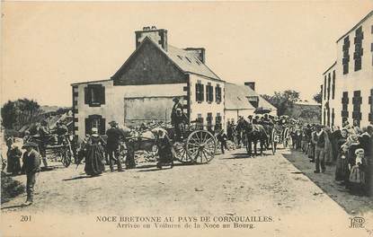 / CPA FRANCE 29 "Noce Bretonne au pays de Cornouailles, arrivée en voiture de la noce au bourg"