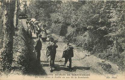 / CPA FRANCE 29 "Noce Bretonne au pays de Cornouailles, en route pour le festin au son de la Bombarde"