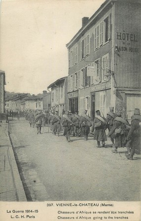 / CPA FRANCE 51 "Vienne le Château, chasseurs d'Afrique se rendant dans les tranchées" / MILITAIRE