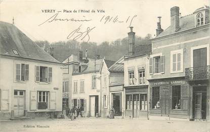 / CPA FRANCE 51 "Verzy, place de l'hôtel de ville"