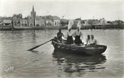 / CPSM FRANCE 85 "Vendée, jolies sablaises en costume"