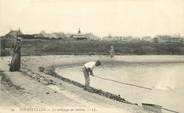 14 Calvado / CPA FRANCE 14 "Courseulles sur Mer, le nettoyage des huitres"