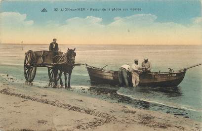 / CPA FRANCE 14 "Lion sur Mer, retour de la pêche aux moules"