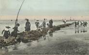 14 Calvado / CPA FRANCE 14 "Trouville Deauville, petits pêcheurs de moules et de crevettes"