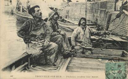 / CPA FRANCE 14 "Trouville sur Mer, pêcheurs vendant leur marée"