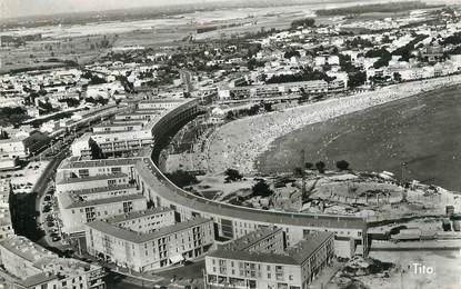 / CPSM FRANCE 17 "Royan, vue générale de la plage sur le front de mer"