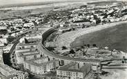 17 Charente Maritime / CPSM FRANCE 17 "Royan, vue générale de la plage sur le front de mer"