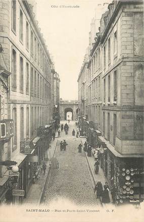  / CPA FRANCE 35 "Saint Malo, rue et porte Saint Vincent"