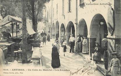  / CPA FRANCE 06 "Antibes, un coin du marché, les arcades"