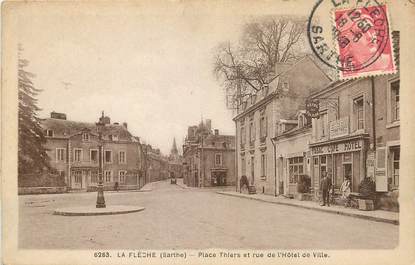 / CPA FRANCE 72 "La Flèche, place thiers et rue de l'hôtel de ville"