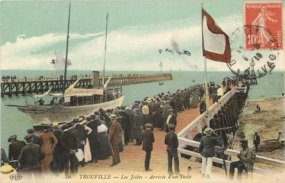 CPA FRANCE 14 "Trouville sur Mer, arrivée d'un Yacht"