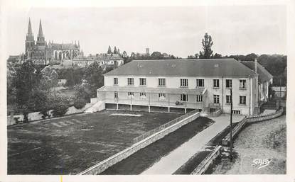 / CPSM FRANCE 61 "Sées, nouveau pavillon du préventorium et la cathédrale"