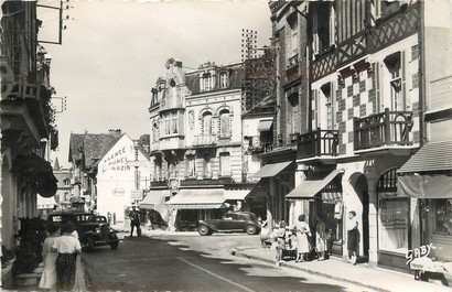 / CPSM FRANCE 14 "Villers sur Mer, rue du générale De Gaulle et place Jeanne d'Arc"