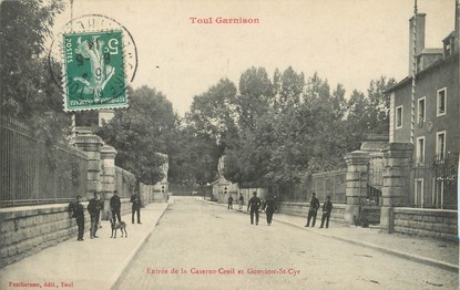 / CPA FRANCE 54 "Toul Garnison, entrée de la caserne Creil et Gouvion Saint Cyr"