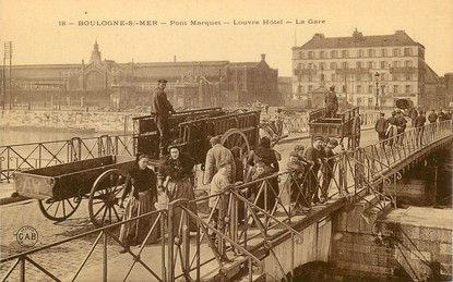 / CPA FRANCE 62 "Boulogne sur Mer, Pont Marquet, Louvre Hôtel, la gare"