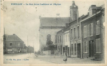  / CPA FRANCE 80 "Fouilloy, la rue Jules Ladières et l'église"