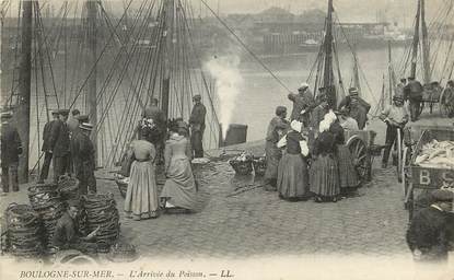 CPA FRANCE 62 "Boulogne sur Mer, arrivée du poisson"