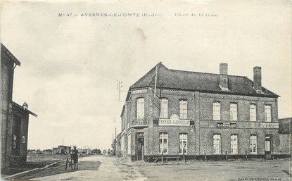 / CPA FRANCE 62 "Avesnes Le Comte, place de la gare"