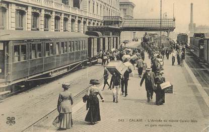 / CPA FRANCE 62 "Calais, l'arrivée du rapide Calais Bâle en gare maritime"