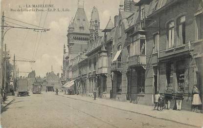 / CPA FRANCE 59 "La Madeleine, rue de Lille et la poste"