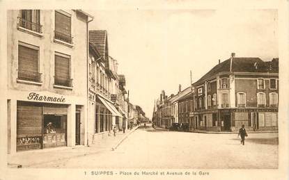 / CPA FRANCE 51 "Suippes, place du marché et avenue de la gare"