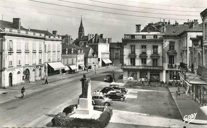 CPSM FRANCE 72 "sablé sur Sarthe, Place de l'Hotel de ville"