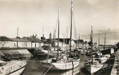 / CPSM FRANCE 85 "Ile de Noirmoutier, le port vers le château et l'église"