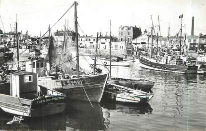 / CPSM FRANCE 85 "Saint Gilles Croix de Vie, le port"  / BATEAU