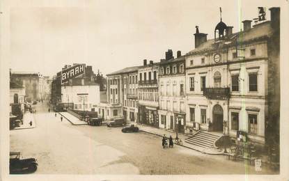 / CPSM FRANCE 40 "Mont de Marsan, Place de l'hôtel de ville et le pont"