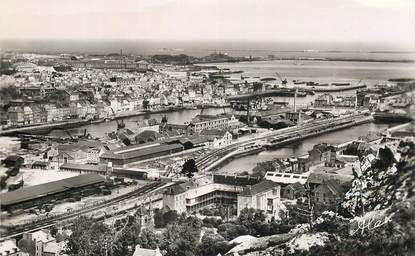 CPSM FRANCE 50 "Cherbourg, Panorama sur les Bassins et la plage"