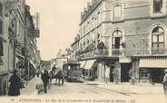 50 Manche CPA FRANCE 50 "Avranches, la Rue de la Constitution et le Grand café du Balcon"